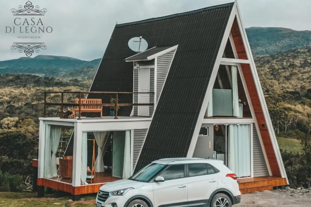 Vista general de una montaña o vista desde el chalet de montaña 