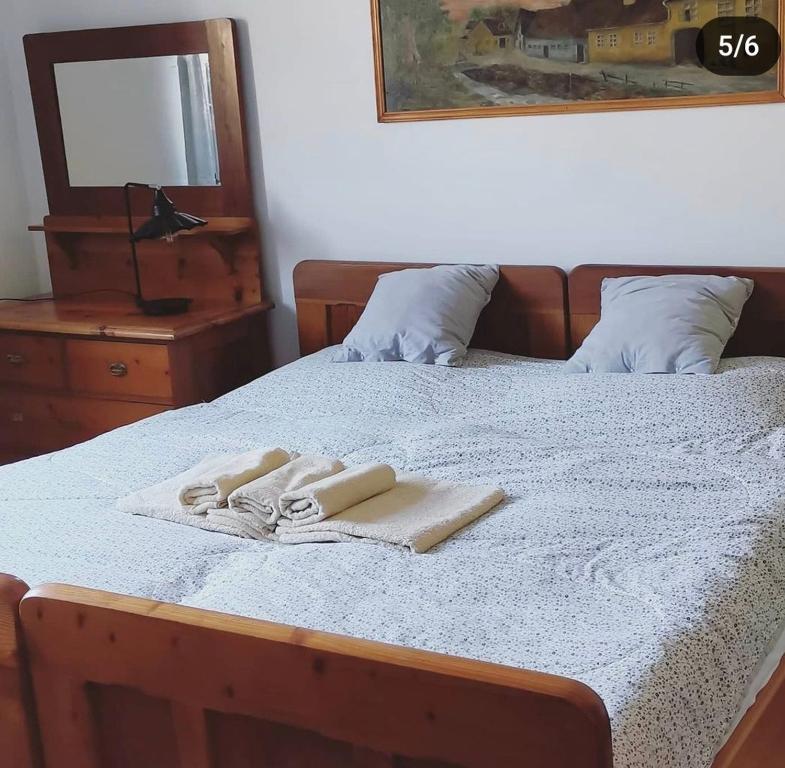 een slaapkamer met een bed met twee handdoeken erop bij U nás Čicmany in Čičmany