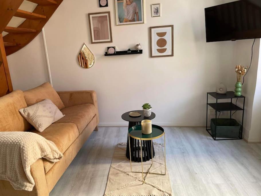 un salon avec un canapé et une table dans l'établissement Maison proche centre ville, à Châteauroux