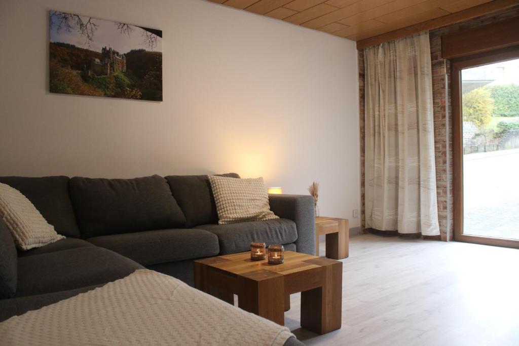 a living room with a couch and a table at Ferienhäuschen Brohlbachtal in Gamlen