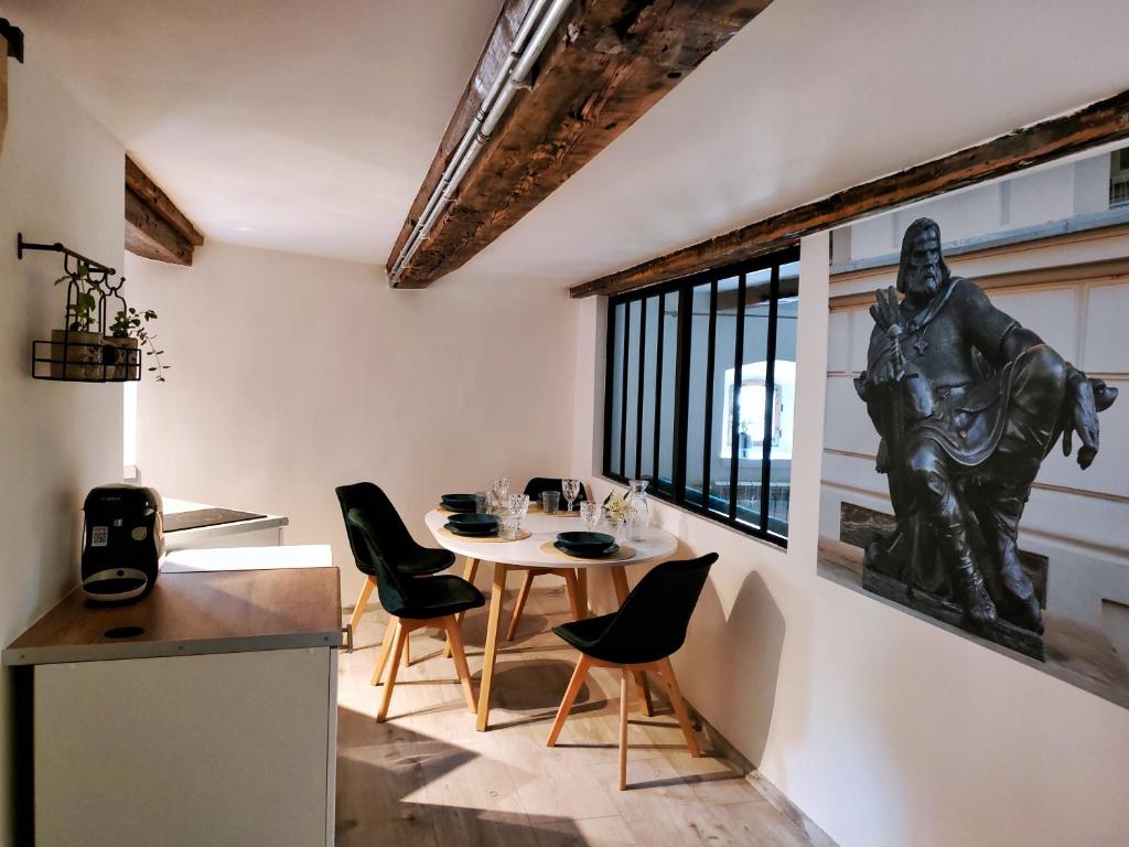 - une cuisine et une salle à manger avec une table et des chaises dans l'établissement Wieża Gniezno Apartament KRÓL, à Gniezno