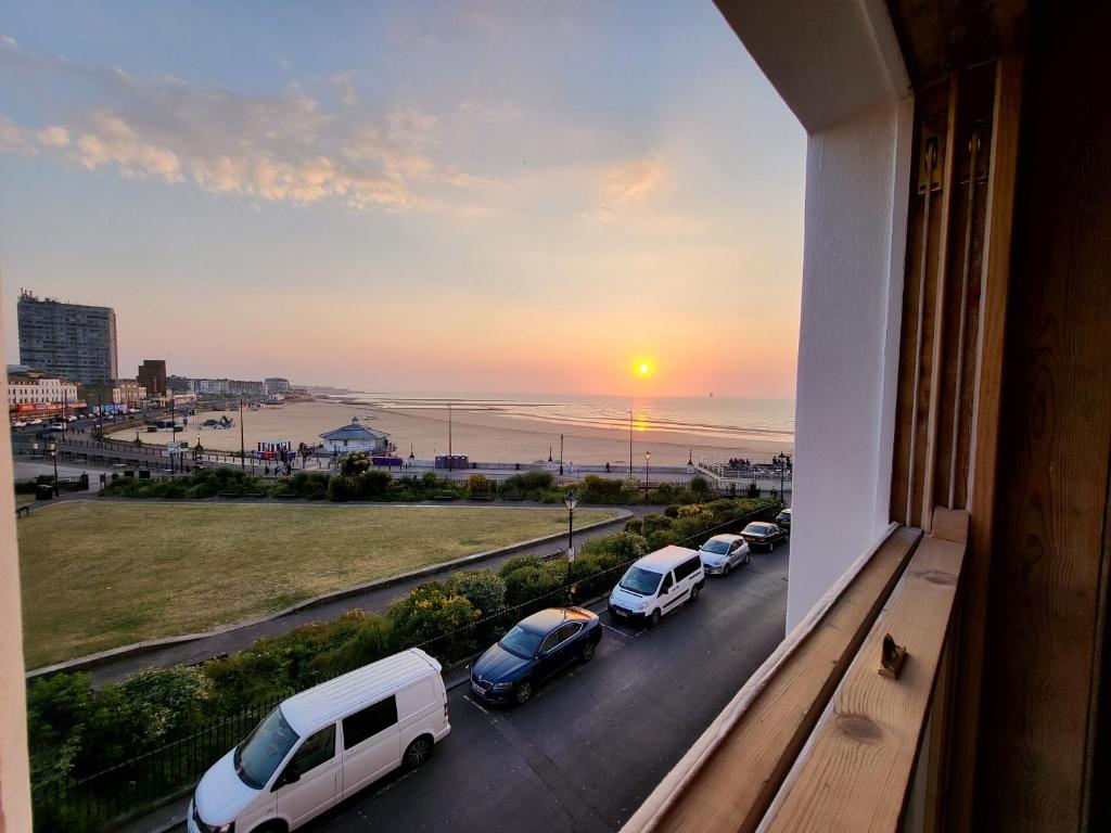 vista delle auto parcheggiate in un parcheggio con il tramonto di Sunset Point Apts - North Shore Suite a Margate