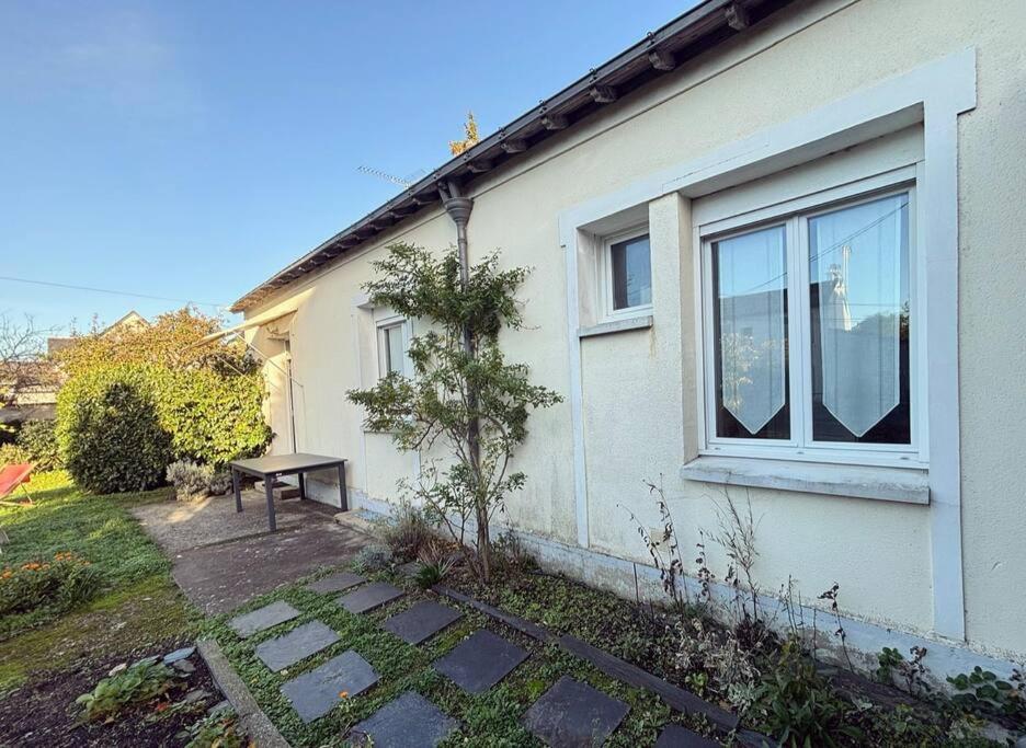 una casa con una mesa de picnic junto a una ventana en Agréable maison proche chu et centre ville en Angers