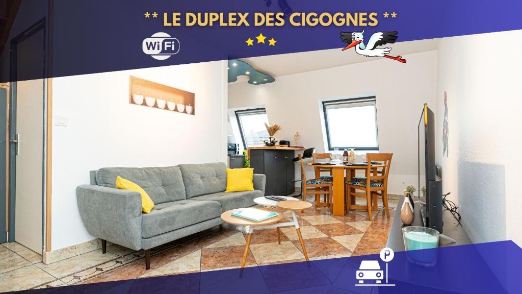 uma sala de estar com um sofá e uma mesa em * * Le Duplex des Cigognes * * em Hoenheim