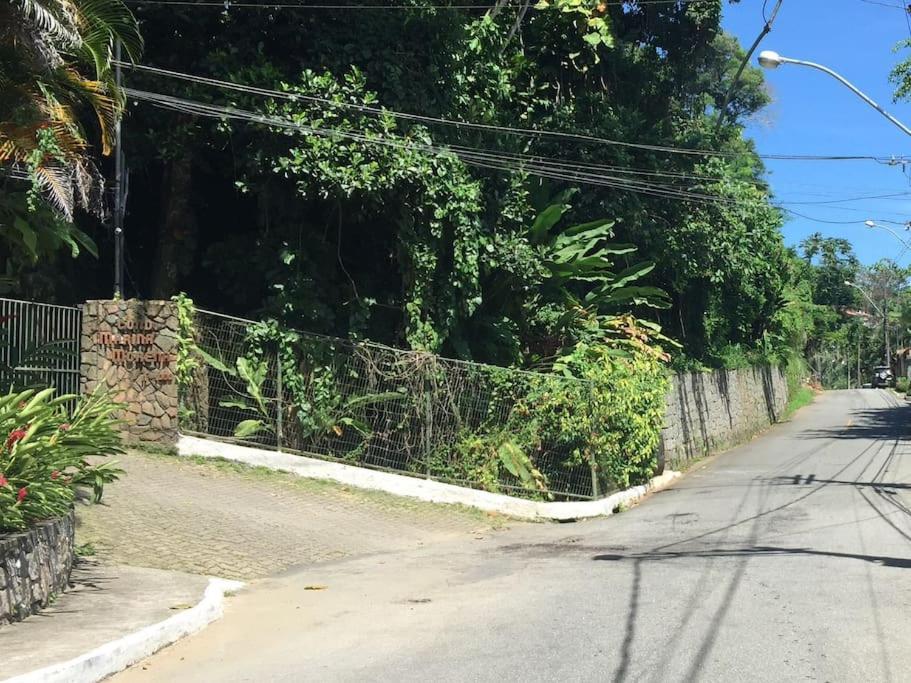 a fence on the side of a road at Apto.luxo superaconchegante 4 pessoas 1vaga garage in Angra dos Reis