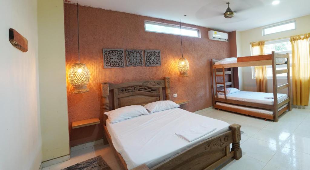 1 dormitorio con cama y espejo en Los Cayos Cabañas, en Coveñas