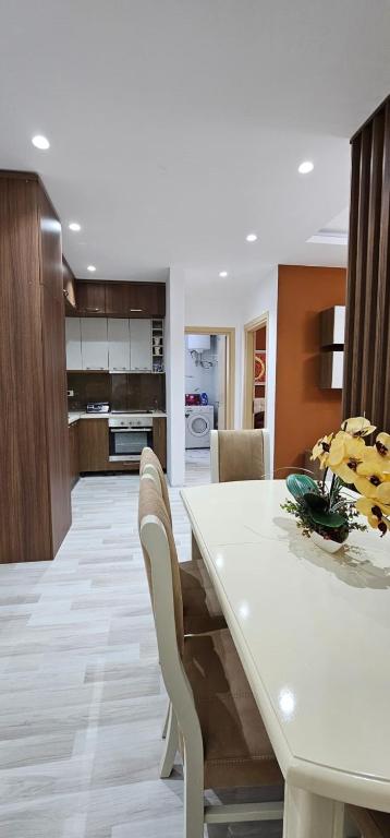 City Apartment by Vlora Office