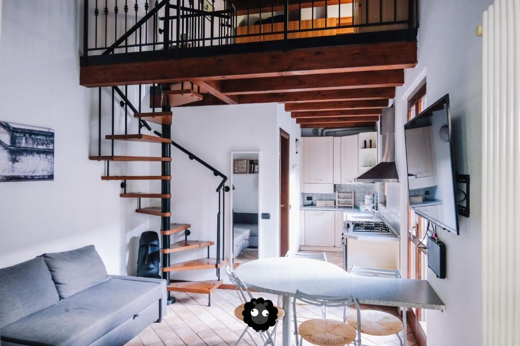 - un salon avec un escalier et un canapé dans l'établissement Flat Fantoni 61, à Alzano Lombardo