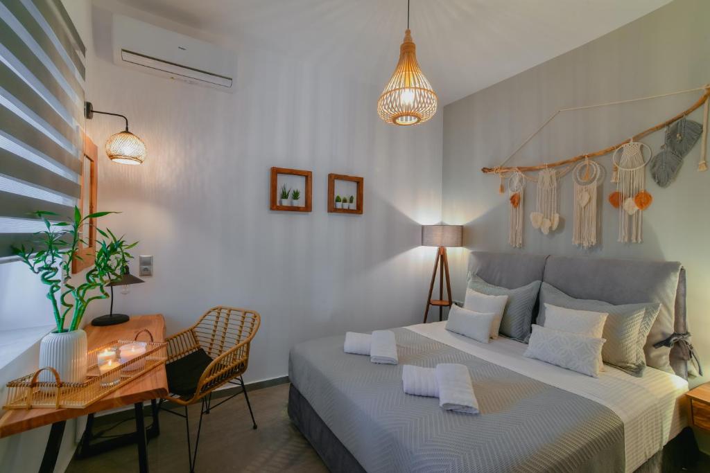 TriovasálosにあるMavromata's Cozy Apartmentのベッドルーム1室(大型ベッド1台、デスク、椅子付)