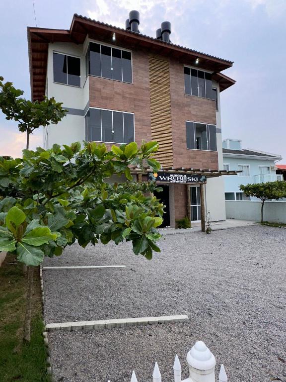 Serviços De Limpeza Residencial. Casal De Donos De Casa