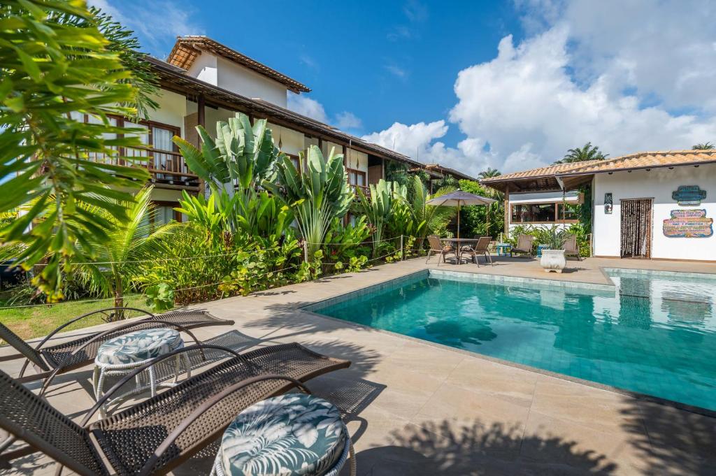 uma imagem de uma piscina numa casa em Taipu Bay Pousada - Taipu de Fora em Barra Grande