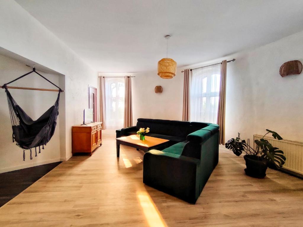 sala de estar con sofá y mesa en Wieża Gniezno Apartament KRÓLOWA, en Gniezno