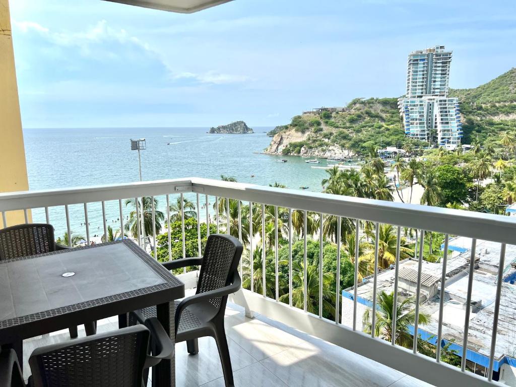 balcón con mesa, sillas y vistas al océano en Caribbean Venture Apto 901- Rodadero, Santa Marta, en Santa Marta