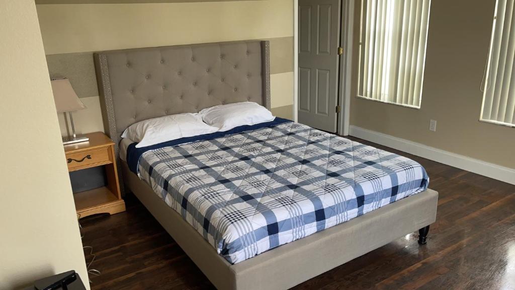 - une chambre dotée d'un lit avec une couverture bleue et blanche dans l'établissement Quite Private Bedroom0302next to Disney, à Davenport