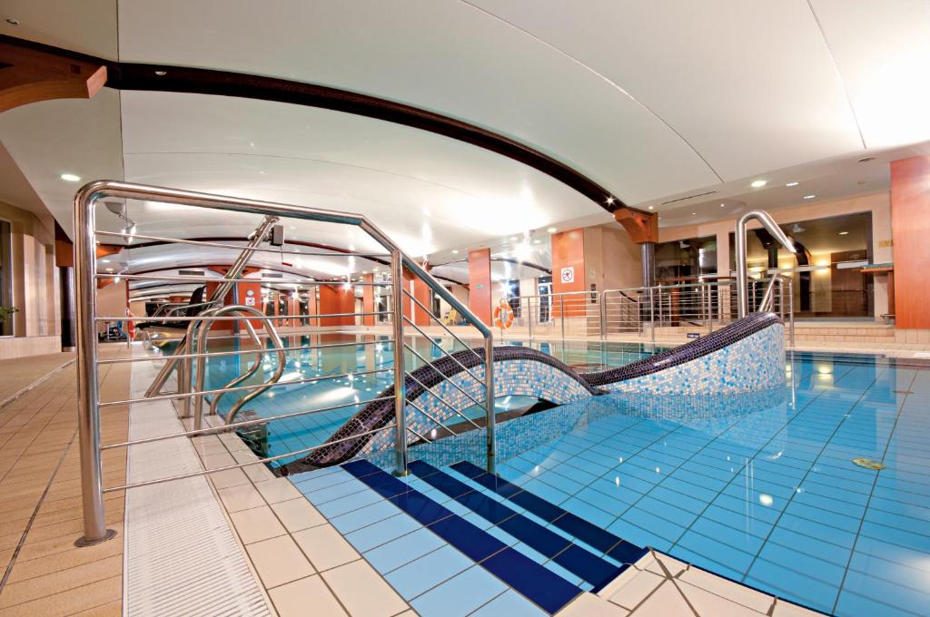 Bazén v ubytování Łeba Hotel & Spa nebo v jeho okolí