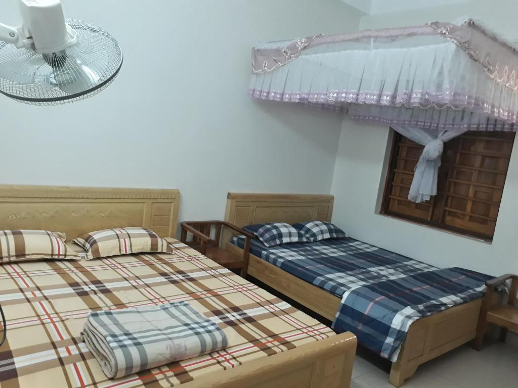 Giường trong phòng chung tại Nhà nghỉ Ngọc Khánh