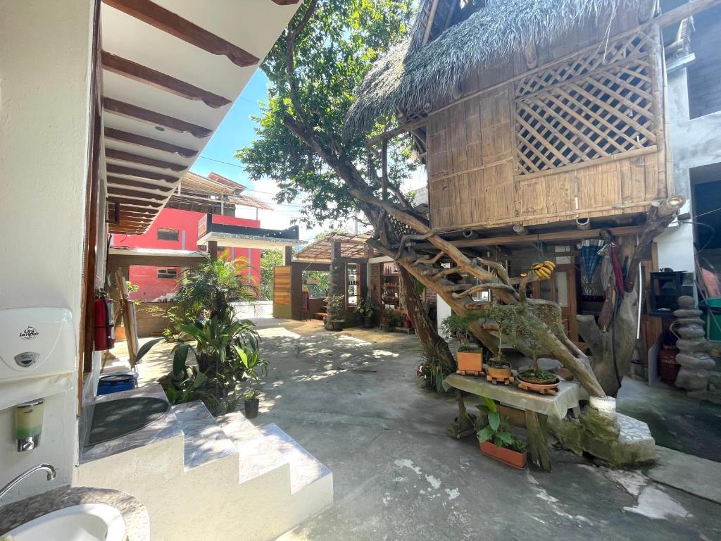ein Gebäude mit einer Treppe, die zu einem Haus führt in der Unterkunft Exedra de Galeria Cafe. Mindo- Ecuador in Mindo