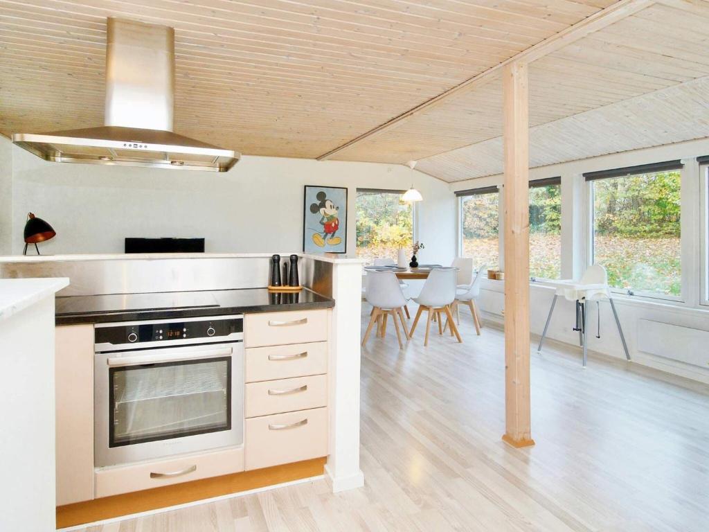 Kuchyň nebo kuchyňský kout v ubytování Holiday home Jægerspris XIX