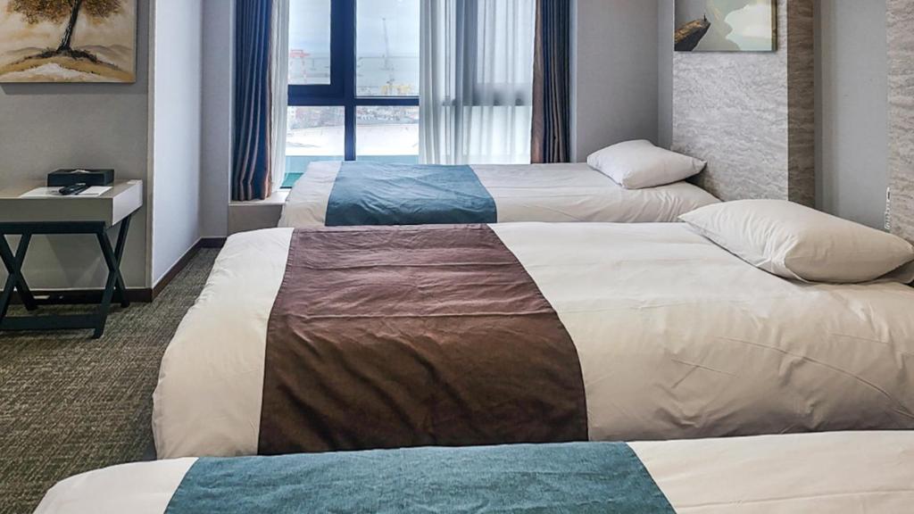 Postel nebo postele na pokoji v ubytování Griffinbay Hotel