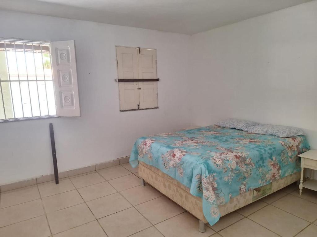 - une chambre avec un lit et une fenêtre dans l'établissement Casa DiTania Jatobá SE, à Barra dos Coqueiros