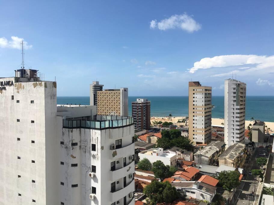 福塔萊薩的住宿－Apartamento MOBILIADO 200m do mar com vista mar, garagem, ar condicionado，享有拥有建筑和大海的城市美景
