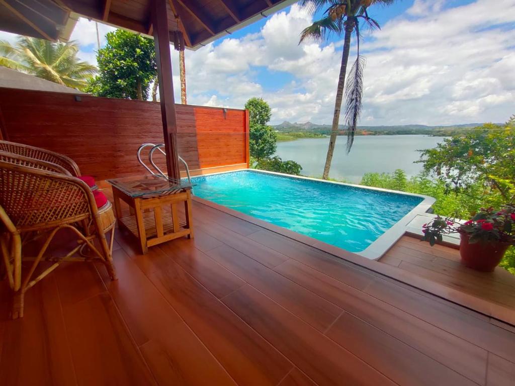Bazén v ubytování LakeRose Wayanad Resort nebo v jeho okolí