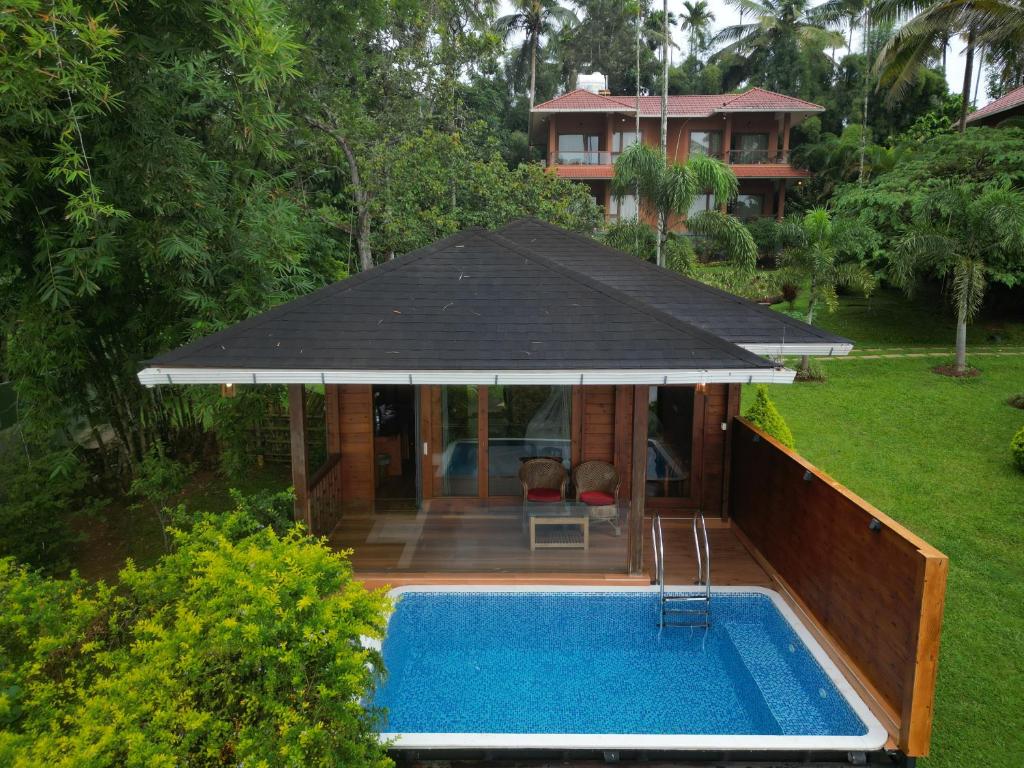 Bazén v ubytování LakeRose Wayanad Resort nebo v jeho okolí