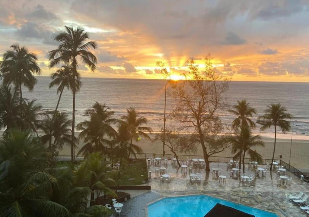 Una vista del océano desde un resort con piscina. en Praia de Piedade flat frente para o mar, completo Edf Golden Beach, en Recife