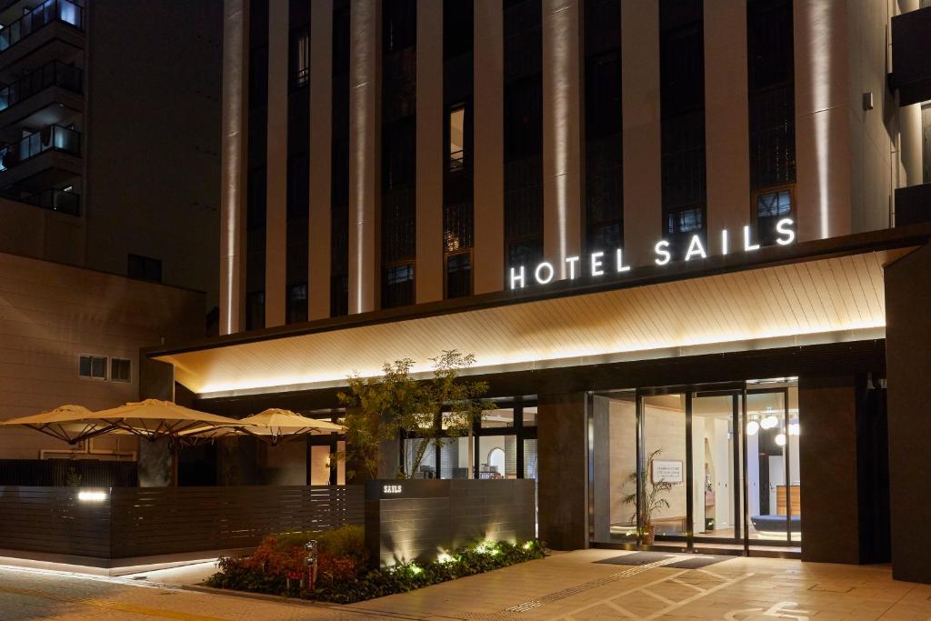 un hotel vende letreros en la parte delantera de un edificio en HOTEL SAILS, en Osaka