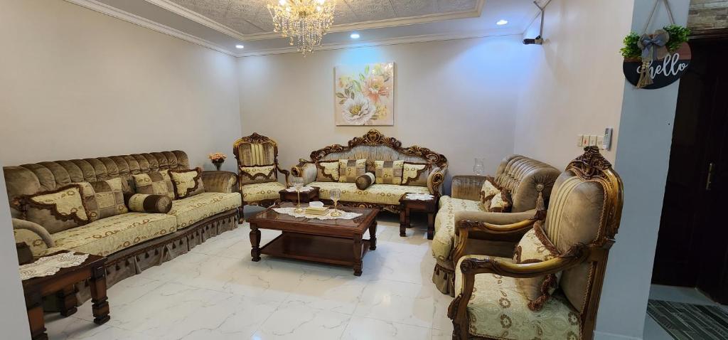 ein Wohnzimmer mit Sofas, einem Tisch und Stühlen in der Unterkunft The best home in Medina
