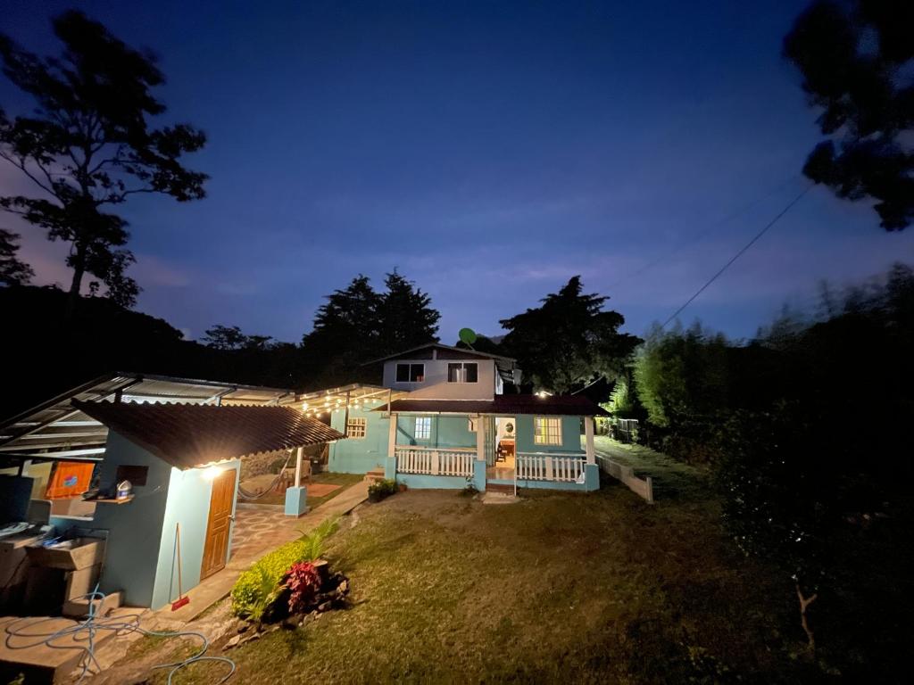 dom z gankiem i ogródkiem w nocy w obiekcie Don Chacon Fest w mieście Volcán