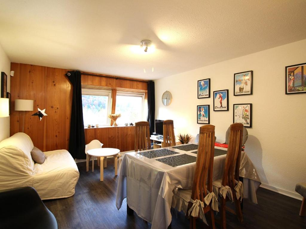 - une chambre avec un lit, un canapé et une fenêtre dans l'établissement Appartement Mont-Dore, 2 pièces, 6 personnes - FR-1-415-149, à Le Mont-Dore