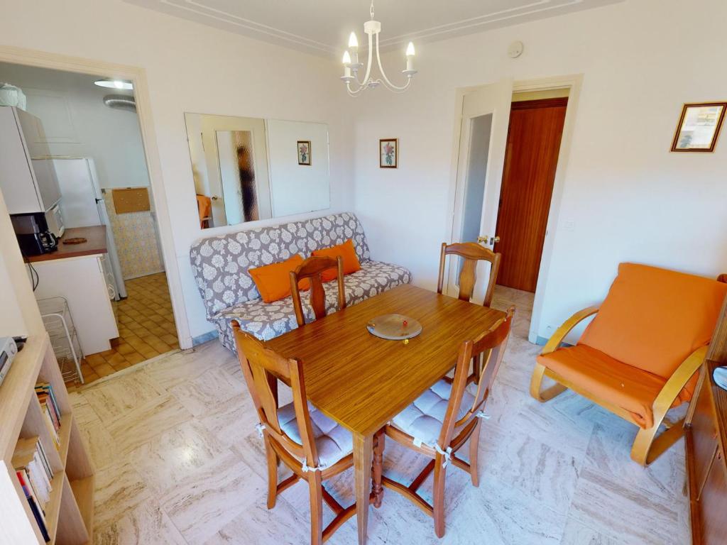 un salon avec une table en bois et un canapé dans l'établissement Charmant 2P calme en centre-ville avec balcon, proche plages et commerces - FR-1-196-345, à Menton