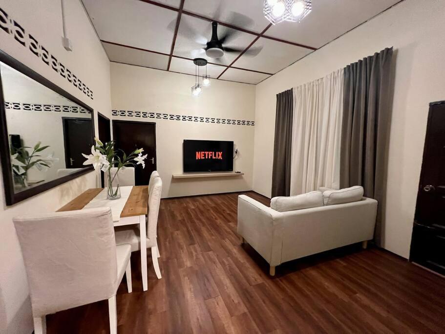 Trolak,Felda@Comfy Village House[Wifi/Netflix], Sungkai (preços ...