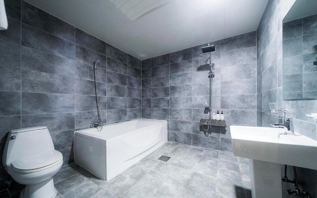 Koupelna v ubytování 24 Block Hotel