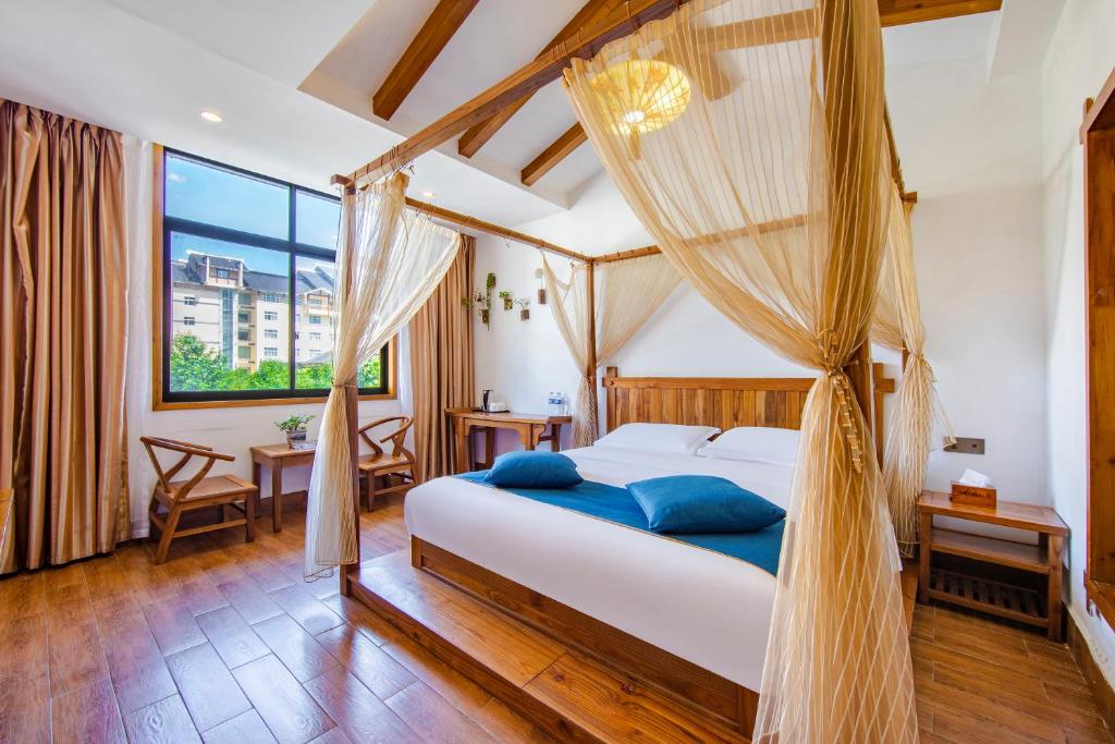 1 dormitorio con 1 cama con mosquitera en Guihua Road 106th Hostel en Zhangjiajie