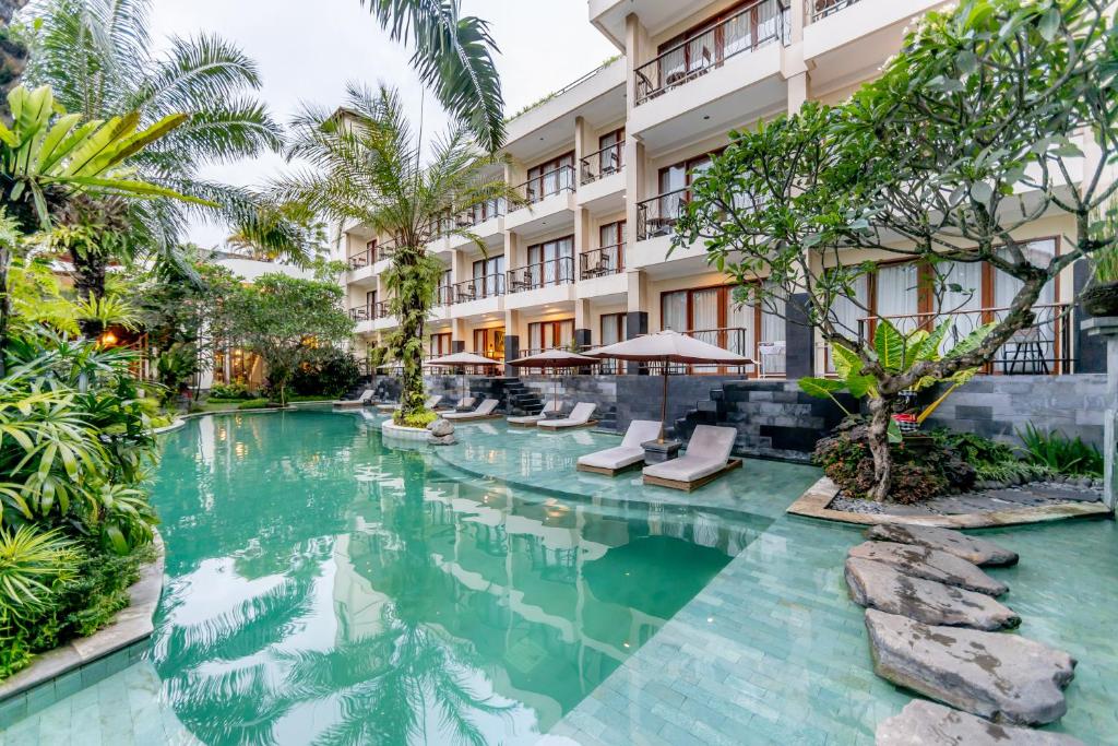 una imagen de una piscina en un complejo en Anumana Ubud Hotel, en Ubud