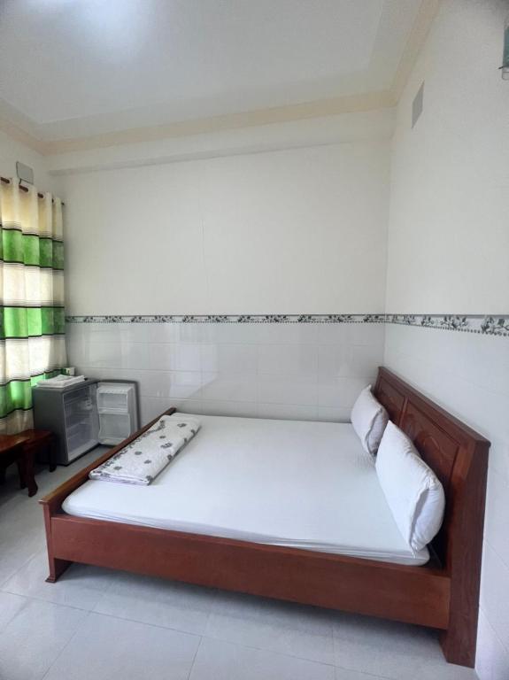 ein Schlafzimmer mit einem Bett in einem Zimmer in der Unterkunft Motel Tiến Phúc in Long Hải