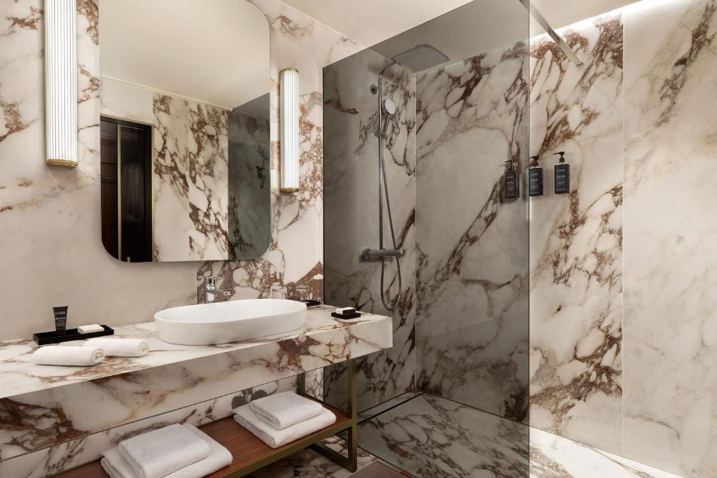 Sheraton Lake Como Hotel - 11