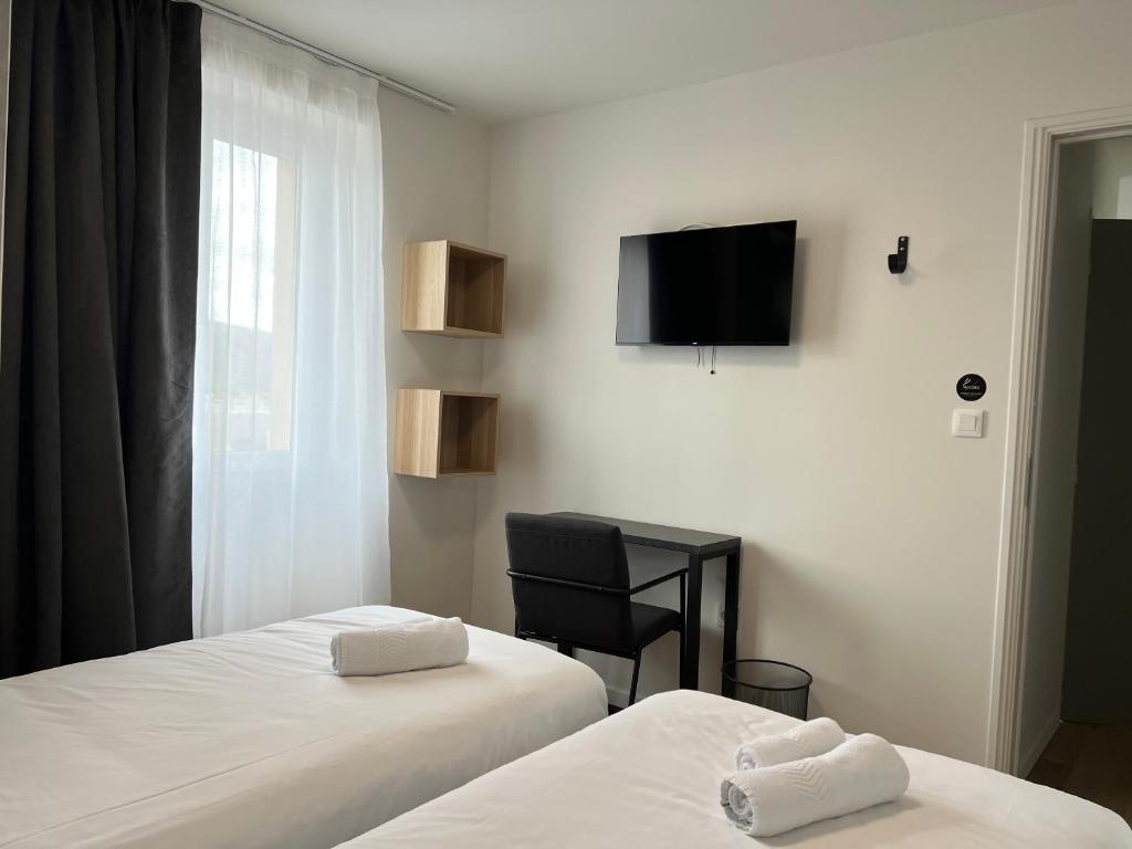 Postel nebo postele na pokoji v ubytování Hôtel Le Ponson