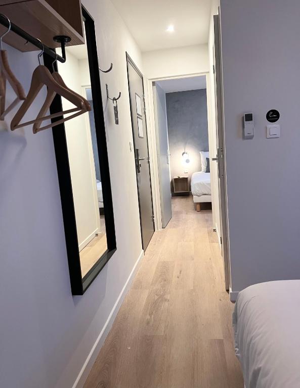Postel nebo postele na pokoji v ubytování Hôtel Le Ponson