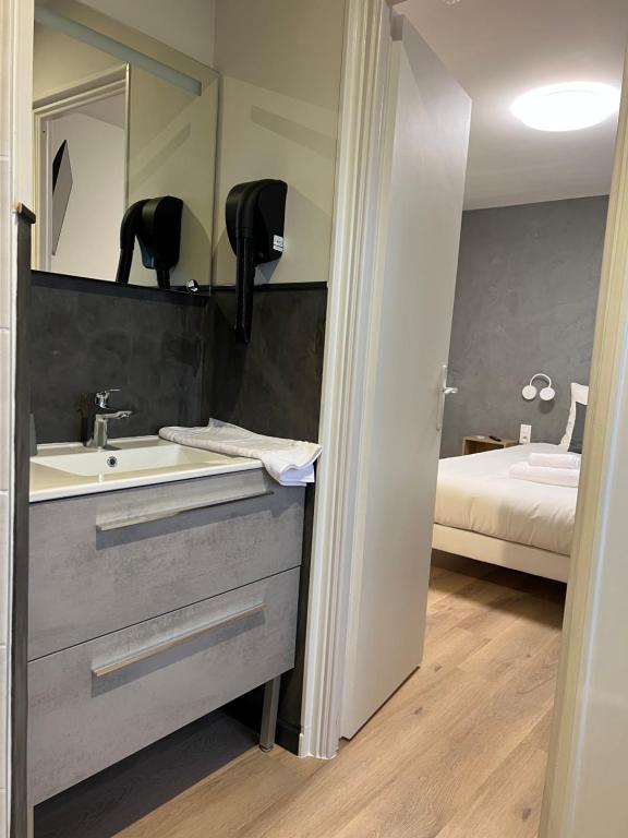 Koupelna v ubytování Hôtel Le Ponson