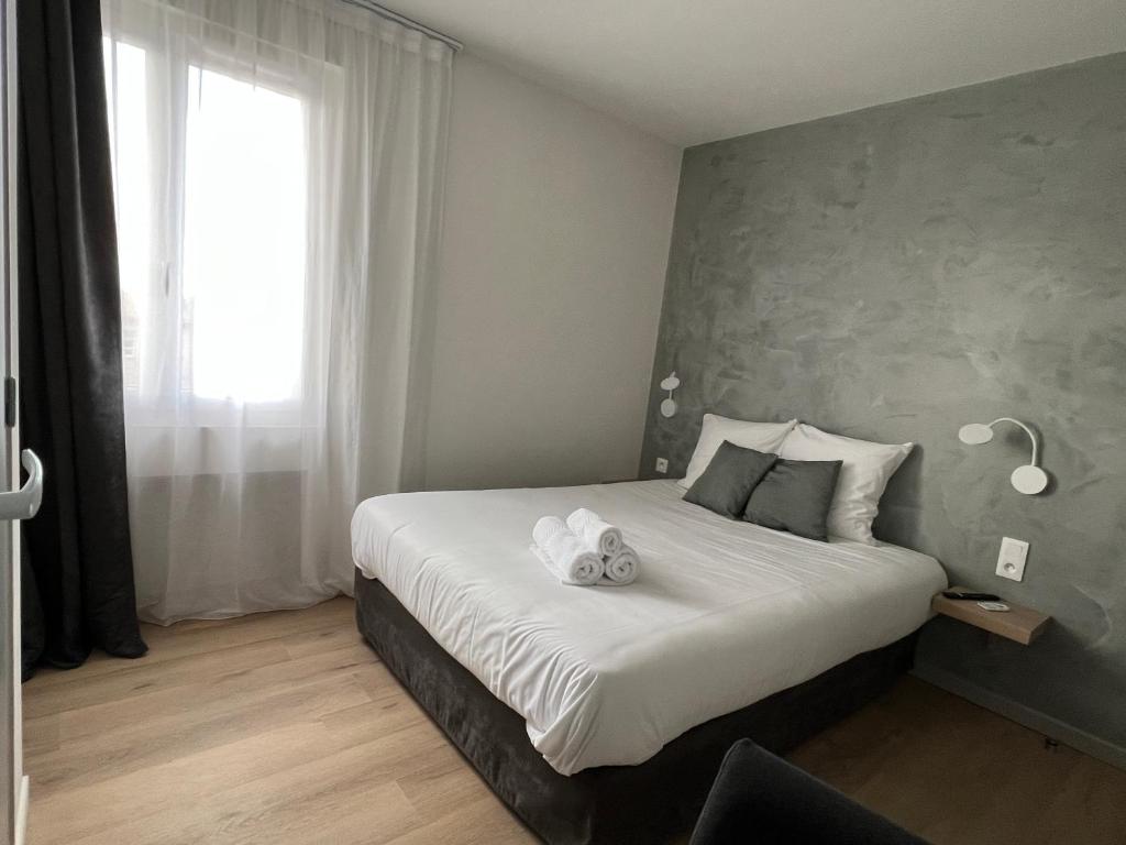 Postel nebo postele na pokoji v ubytování Hôtel Le Ponson