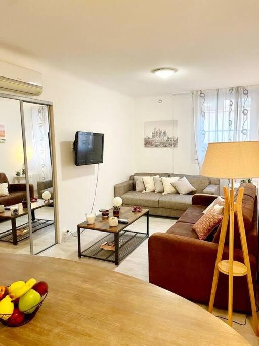 un salon avec un canapé et une table dans l'établissement Cœur de Cannes, à Cannes