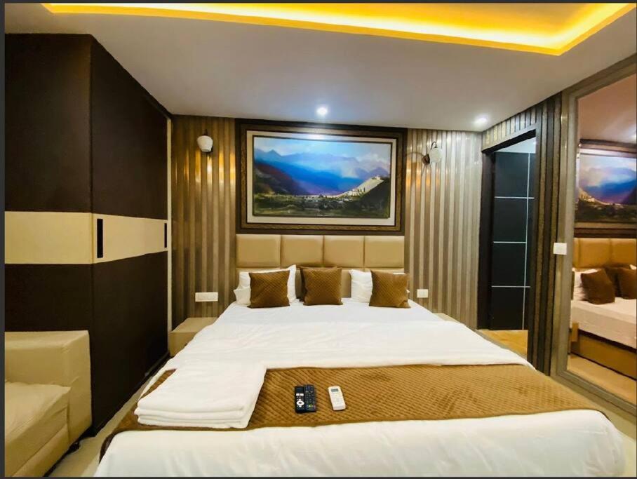 een slaapkamer met een groot bed in een kamer bij The velvet studio 203 in Dehradun