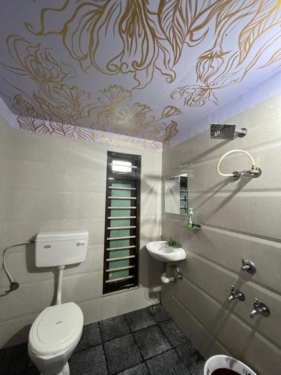 La salle de bains est pourvue de toilettes et d'un lavabo. dans l'établissement SANTA MARIA HOSTEL MUNROE ISLAND, à Munroe Island