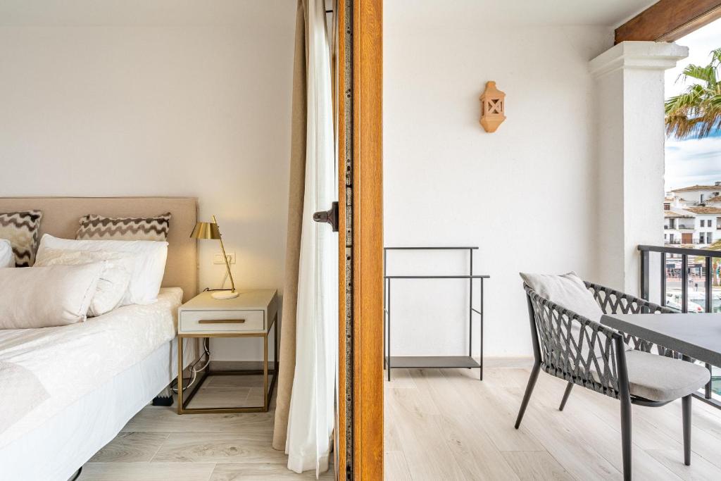 Posteľ alebo postele v izbe v ubytovaní 2 Penthouse Duquesa Marina Manilva Andalucia Spanien