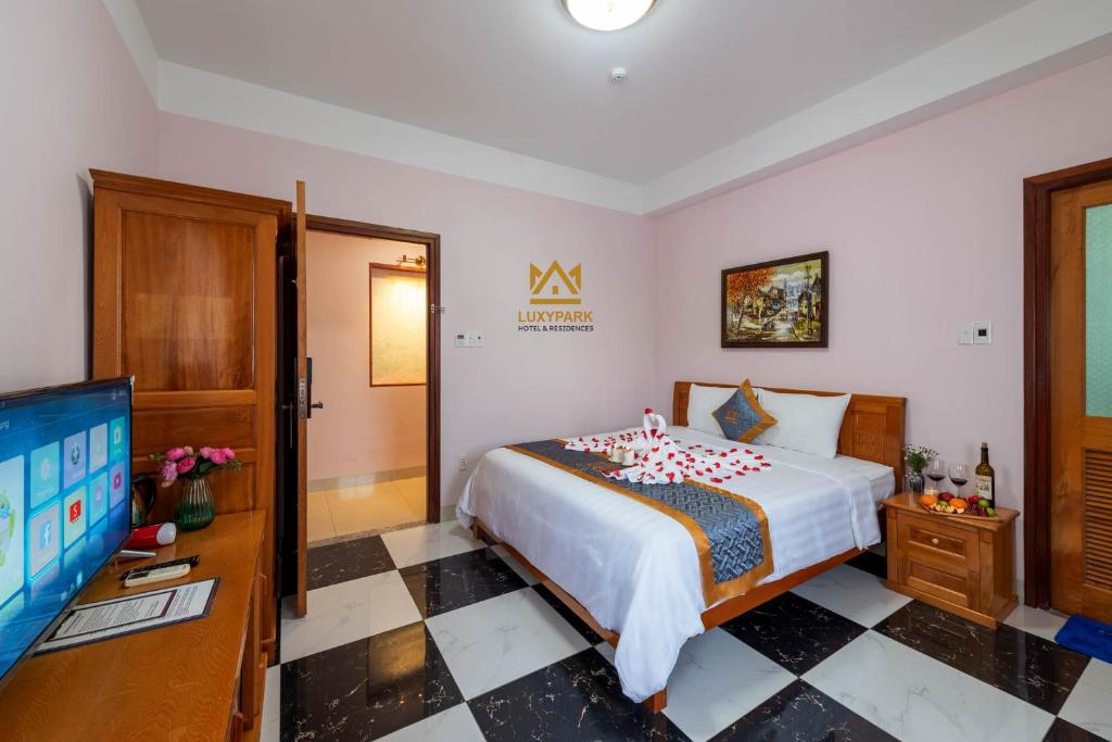 Ліжко або ліжка в номері Luxy Park Hotel & Residences - Phu Quoc City Centre