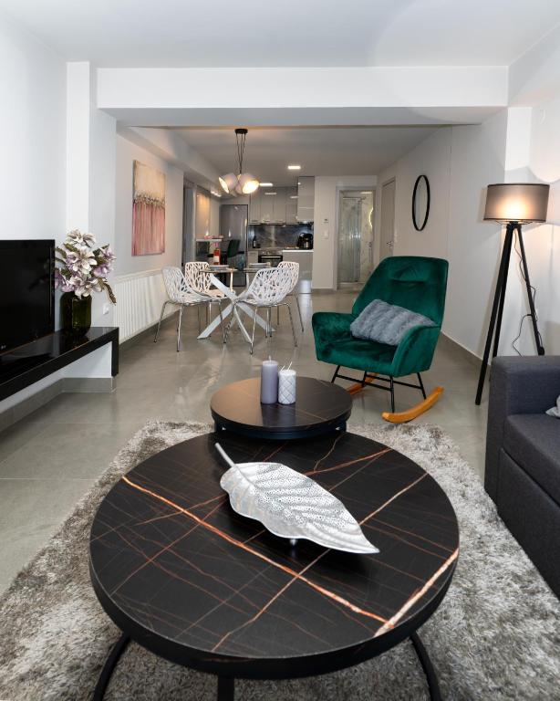 Телевизор и/или развлекательный центр в Family Luxury Guest House
