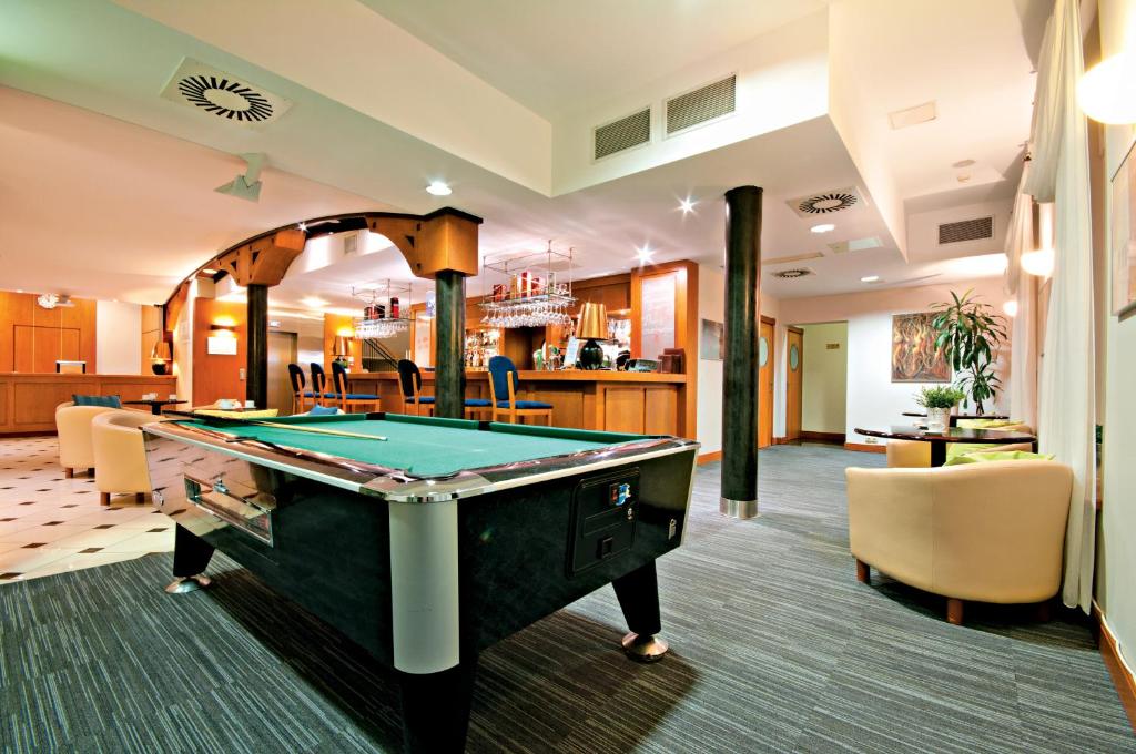 Biliár nebo kulečník v ubytování Łeba Hotel & Spa